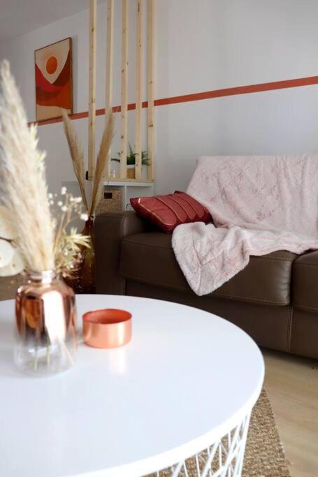 Le Cosy Plein Centre Avec Terrasse Apartment Meximieux Luaran gambar