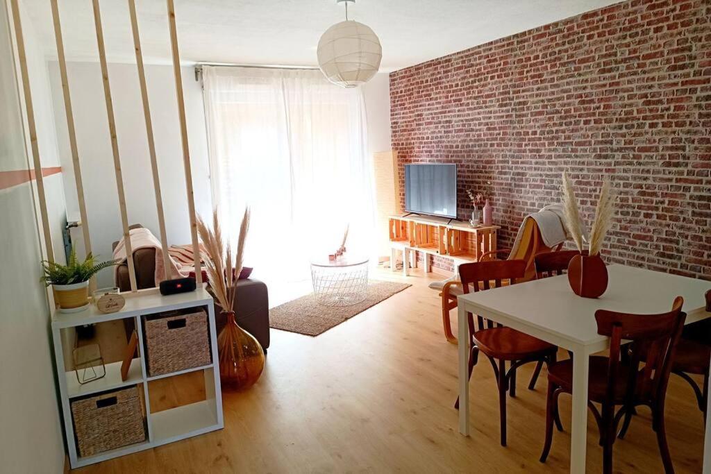 Le Cosy Plein Centre Avec Terrasse Apartment Meximieux Luaran gambar